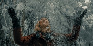 Γυναίκα που παίζει με το χιόνι