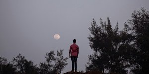 Άντρας κοιτάζει τη σελήνη