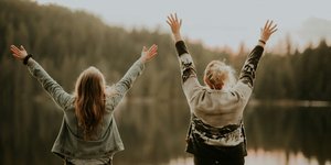 Δύο χαρούμενες κοπέλες