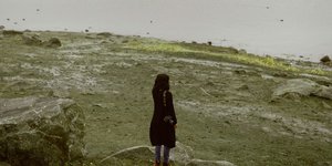 Άτομο στέκεται σε μελαγχολικό τοπίο