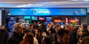 Πλήθος κόσμου βρέθηκε στα λαμπερά εγκαίνια του καταστήματος Allwyn στην Allwyn Arena