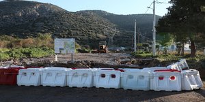 Τα οδοφράγματα που στήθηκαν στην Άνω Γλυφάδα για την κακοκαιρία