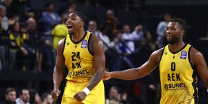 Ο Φρανκ Μπάρτλεϊ και ο Ραϊκουάν Γκρέι της ΑΕΚ