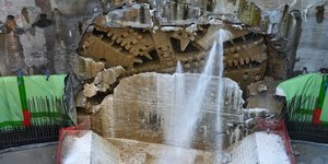 Η άφιξη του μετροπόντικα της Γραμμής 4 του Μετρό στο φρέαρ του Ευαγγελισμού