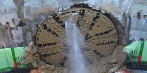 Η άφιξη του μετροπόντικα της Γραμμής 4 του Μετρό στο φρέαρ του Ευαγγελισμού