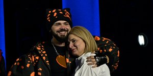 Ο Akylas αγκαλιά με τη μητέρα του