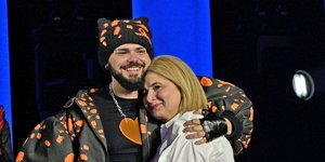 Ο Akylas αγκαλιά με τη μητέρα του