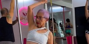 (D) Η Μαρία Λουίζα (87 ετών) ασκείται στο pole dance: «Είμαι μητέρα 10 παιδιών, γιαγιά 15 εγγονών και προγιαγιά 9 δισέγγονων. Δεν υπάρχει ηλικία για να ασκείσαι»