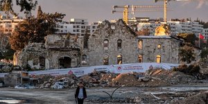 Η 34χρονη Μπουσέ Τζερέν Γκιουλ ηγείται της προσπάθειας αναστήλωσης της ελληνορθόδοξης εκκλησίας του Αγίου Παύλου / ΑΡ 