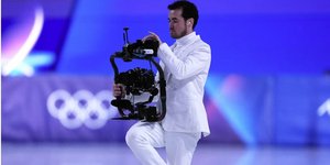 Ο Τζόρνταν Κόουαν είναι ο πρώτος εικονολήπτης στην ιστορία των Ολυμπιακών Αγώνων που πατά στον πάγο του καλλιτεχνικού πατινάζ / ΑΡ