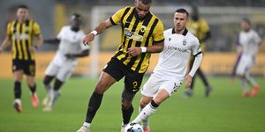 Στιγμιότυπο από ματς ΑΕΚ-ΠΑΟΚ