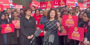 Στα δεξιά η Αγγελική Στόγια