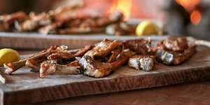 Αρνίσια παϊδάκια γάλακτος, Άγιος Μερκούριος, Βαρυμπόμπη / Φωτογραφία: Instagram