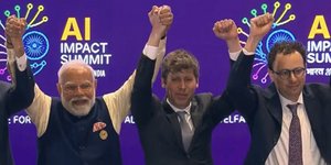 H viral φωτό με τους δύο ηγέτες τεχνητής νοημοσύνης που αρνούνται να πιαστούν χέρι - χέρι