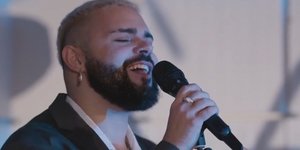 Ο Akylas τραγουδά με την ορχήστρα της σύγχρονης μουσικής της ΕΡΤ 