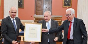 Ο Alain Berset παραλαμβάνει το Βραβείο Lord Byron από τον πρόεδρο της Ακαδημίας Αθηνών Νικηφόρο Διαμαντούρο και τον πρόεδρο της ΕΕΦ, Κωνσταντίνο Βελέντζα