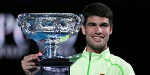 Ο Κάρλος Αλκαράθ με το τρόπαιο του Australian Open