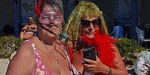 Χειμερινοί κολυμβητές γιορτάζουν τα Κούλουμα στη θάλασσα του Αλίμου