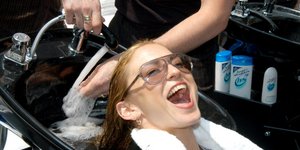 Το αντίστροφο λούσιμο: Η τεχνική που προτείνουν δερματολόγοι για ενυδατωμένα μαλλιά