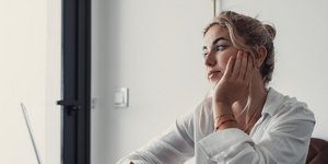 Γυναίκα που δυσκολεύεται να αποφασίσει 