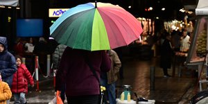 Πολύχρωμη ομπρέλα στη βροχή