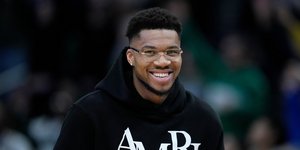 Ο Γιάννης Αντετοκούνμπο με μαύρο φούτερ