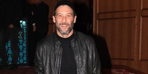 Ο Αντίνοος Αλμπάνης χαμογελαστός