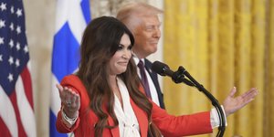 Η Κίμπερλι Γκίλφοϊλ με τον Ντόναλντ Τραμπ