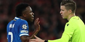 Ο Βινίσους και ο διαιτητής της αναμέτρησης Μπενφίκα - Ρεάλ Μαδρίτης