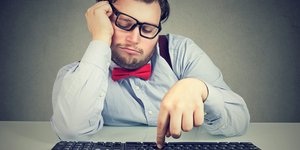 Από έξω μπορεί να φαίνεται σαν να τα παράτησαν. Σαν να έγιναν αδιάφοροι. Οι νεότεροι συχνά το παρερμηνεύουν ως έλλειψη προσπάθειας / SHUTTERSTOCK