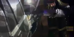Η στιγμή του απεγκλωβισμού του νεαρού οδηγού από το ΙΧ του στα Σπάτα 