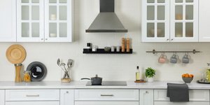 Ένας καλαίσθητος αλλά ογκώδης συμβατικός απορροφητήρας κουζίνας