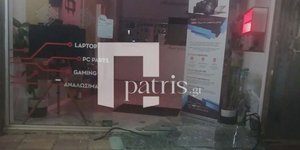 Η σπασμένη τζαμαρία του καταστήματος που διέρρηξε ο κλέφτης