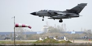 Μαχητικό αεροσκάφος ετοιμάζεται για προσγείωση