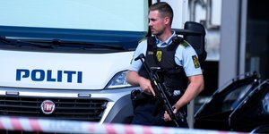 Αστυνομικός δίπλα σε όχημα, στη Δανία