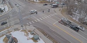 Η τρύπα που άνοιξε σε δρόμο και «κατάπιε» τα αυτοκίνητα