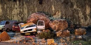 Βράχια καταπλάκωσαν αυτοκίνητο στην Πάργα