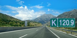 Οι πινακίδες των χιλιομετρικών θέσεων στην Εθνική Οδό 