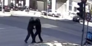 Αγριος καβγάς οδηγών στη μέση της Αχαρνών