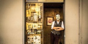 Ο καλύτερος λόγος για να επισκεφθεί κανείς την πόλη αυτή είναι να καθίσει σε μία από τις τέσσερις θέσεις του Backdoor 43, του μικρότερου μπαρ στον κόσμο / INSTAGRAM