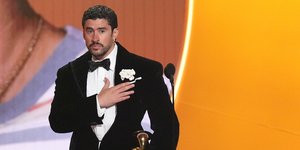 Ο Bad Bunny παραλαμβάνει το βραβείο Άλμπουμ της Χρονιάς για το Debí Tirar Más Fotos στα 68α ετήσια Grammy Awards στο Λος Άντζελες