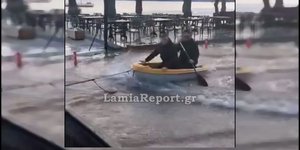 Οι κάτοικοι της Γλύφας στη Φθιώτιδα βγήκαν με τη βάρκα στους δρόμους