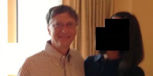 Ο Μπιλ Γκέιτς με μια γυναίκα σε μια από τις φωτό που βρίσκονται στα Αρχεία Επστάιν