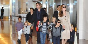 Μπραντ Πιτ και Αντζελίνα Τζολί την εποχή που ήταν ζευγάρι, μαζί με τα παιδιά τους