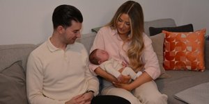 Το μωρό στην αγκαλιά της μητέρας του, που υποβλήθηκε σε μεταμόσχευση μήτρας από νεκρή δότρια στη Βρετανία 