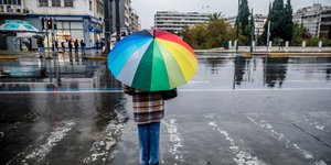 Χρωματιστή ομπρέλα υπό βροχή στην Αθήνα