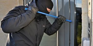 Οι ειδικοί επιμένουν πως η αποτελεσματική προστασία δεν είναι μία συσκευή, αλλά ένα πλέγμα από απλές κινήσεις, σωστές συνήθειες και στοχευμένες αναβαθμίσεις / SHUTTERSTOCK