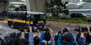 Το λεωφορείο που μεταφέρει τον πρώην μεγιστάνα των μέσων ενημέρωσης Τζίμι Λάι στο δικαστήριο του Χονγκ Κονγκ