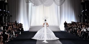 Τα looks που θα δούμε στους γάμους του καλοκαιριού, σύμφωνα με style expert