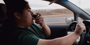 Στην αγροτική πόλη Σάντα Μαρία, στην ακτή της Καλιφόρνιας, ο 18χρονος Cesar Vasquez έχει αναλάβει ρόλο άτυπου συντονιστή απέναντι στις επιχειρήσεις της Υπηρεσίας Μετανάστευσης και Τελωνείων των ΗΠΑ (ICE) / FACEBOOK